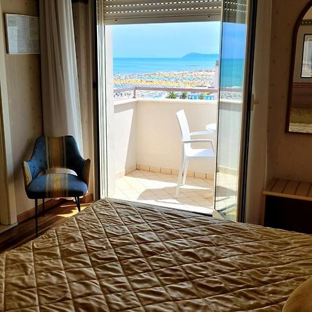 Hotel San Francisco Spiaggia リミニ エクステリア 写真