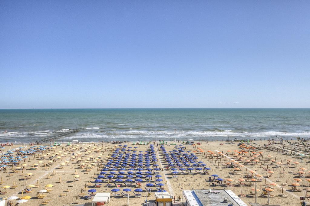 Hotel San Francisco Spiaggia リミニ エクステリア 写真