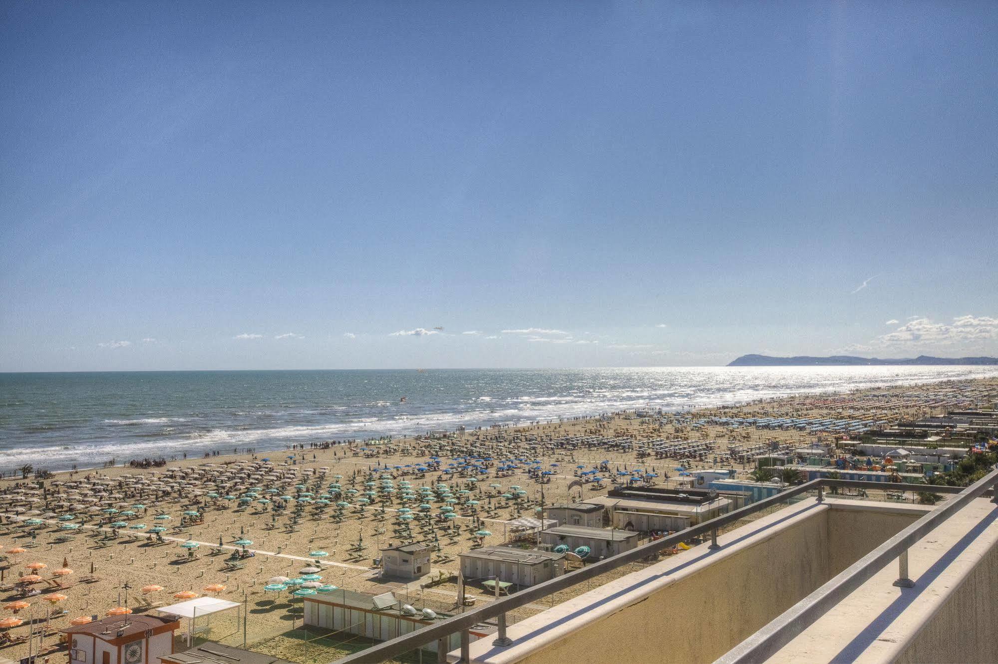 Hotel San Francisco Spiaggia リミニ エクステリア 写真